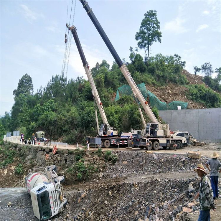 利州汽车掉沟里叫吊车救援要多少钱